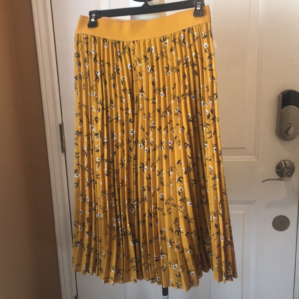Metro Wear pleated midi skirt size small